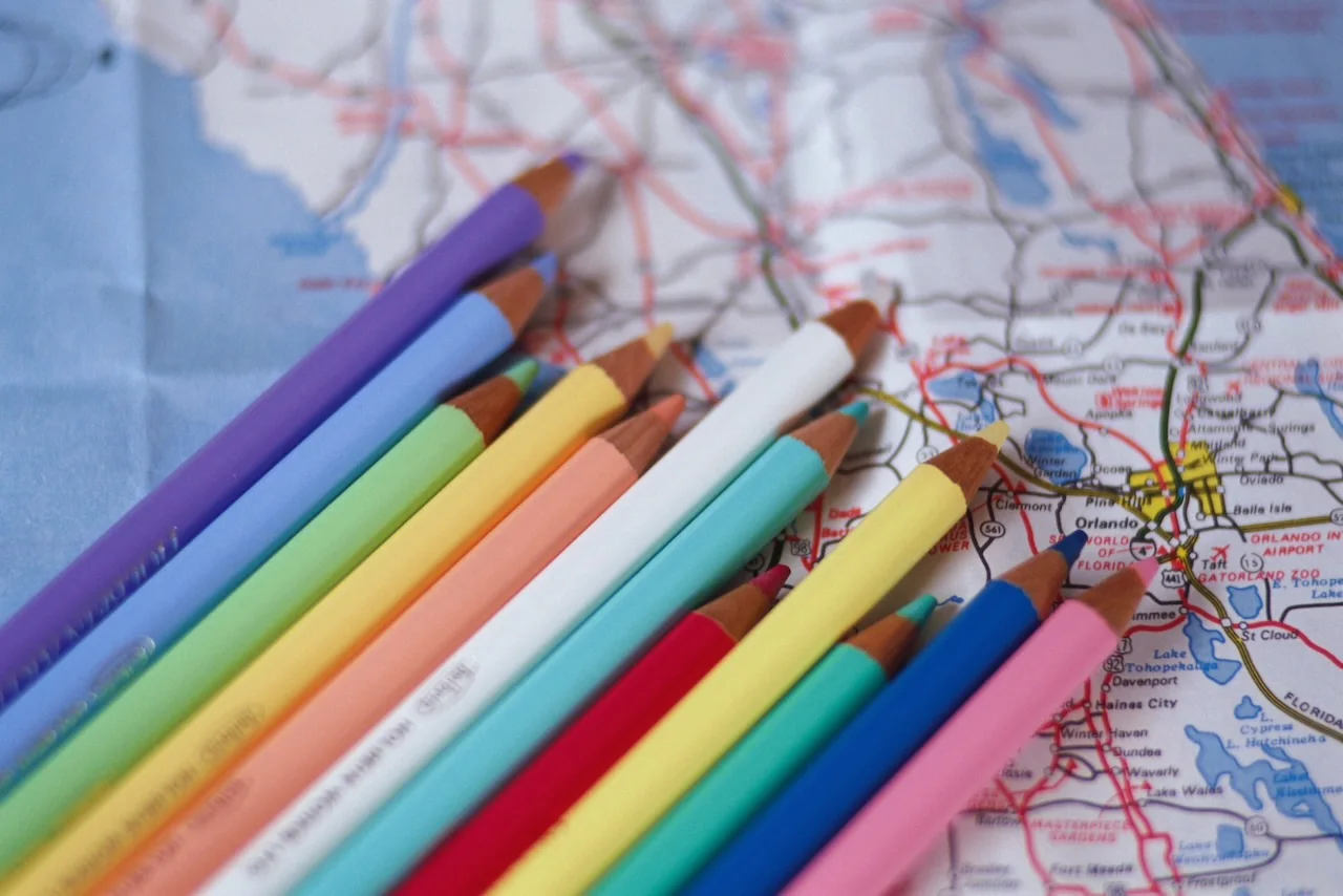 Lápices de colores sobre un mapa para actividades escolares