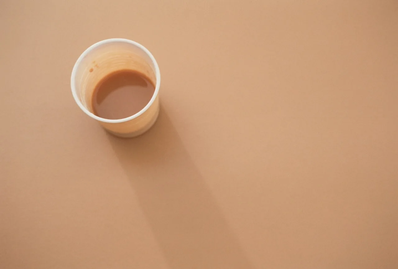 Taza de café sobre una mesa para zonas de descanso