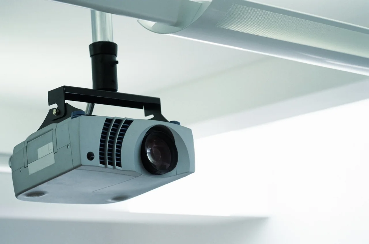 Proyector instalado en el techo de una sala de trabajo